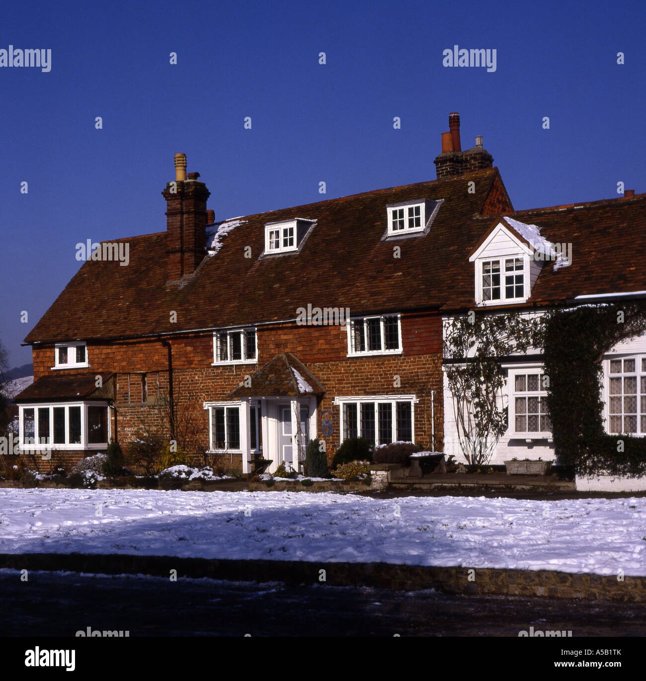 La brique et la tuile cottages à Headley à Surrey en Angleterre avec de la neige Banque D'Images