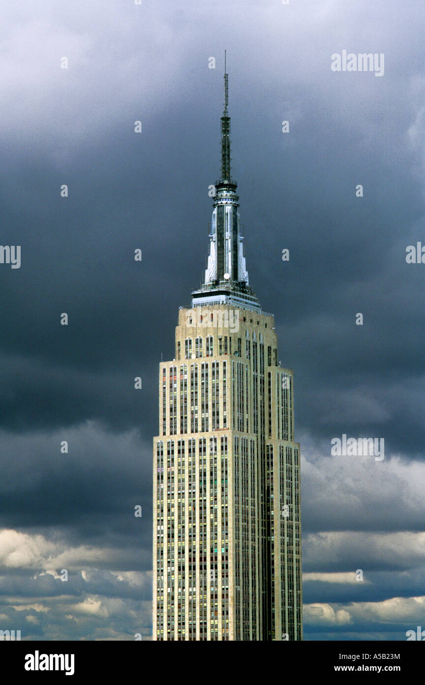 Empire State Building, gratte-ciel art déco Midtown Manhattan à New York. Vue aérienne de la tour de bureaux de New York par temps nuageux. ÉTATS-UNIS Banque D'Images