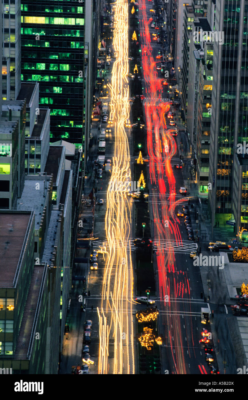 Pistes de feux de voitures de New York. Vue aérienne de l'embouteillage de la circulation la nuit sur Park Avenue. Gratte-ciel à Midtown Manhattan New York USA Banque D'Images