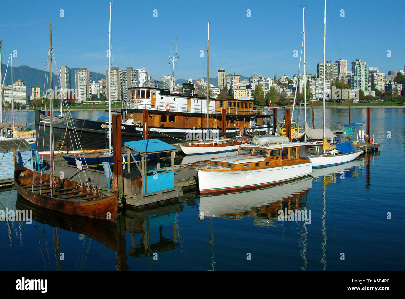 Musée maritime au bord de l'eau avec des toits de Vancouver, B.C. Canada. Banque D'Images Musée maritime au bord de l'eau avec des toits de Vancouver, B.C. Canada. Banque D'Images