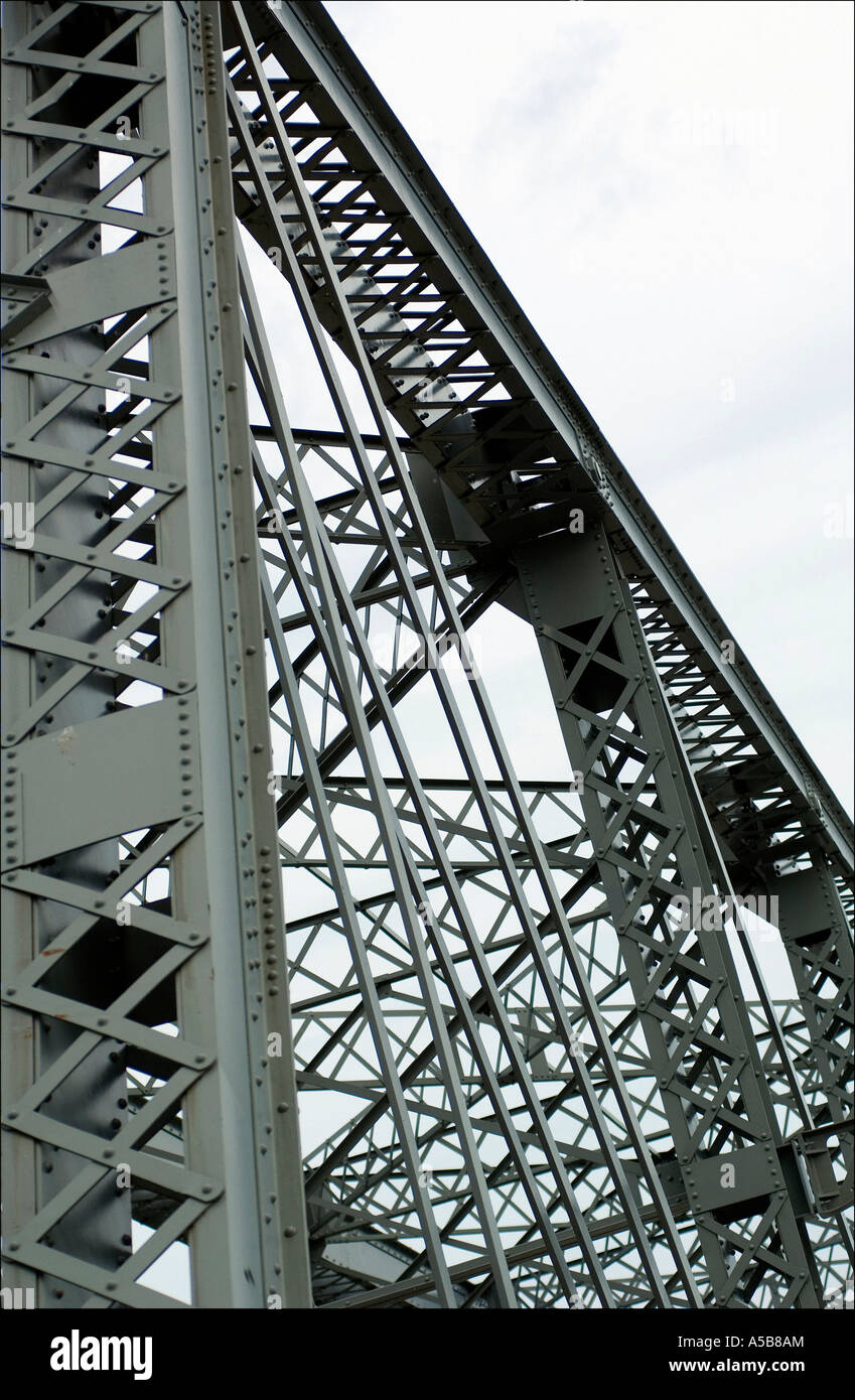La structure et la charpente de poutres métalliques sur le pont. Banque D'Images