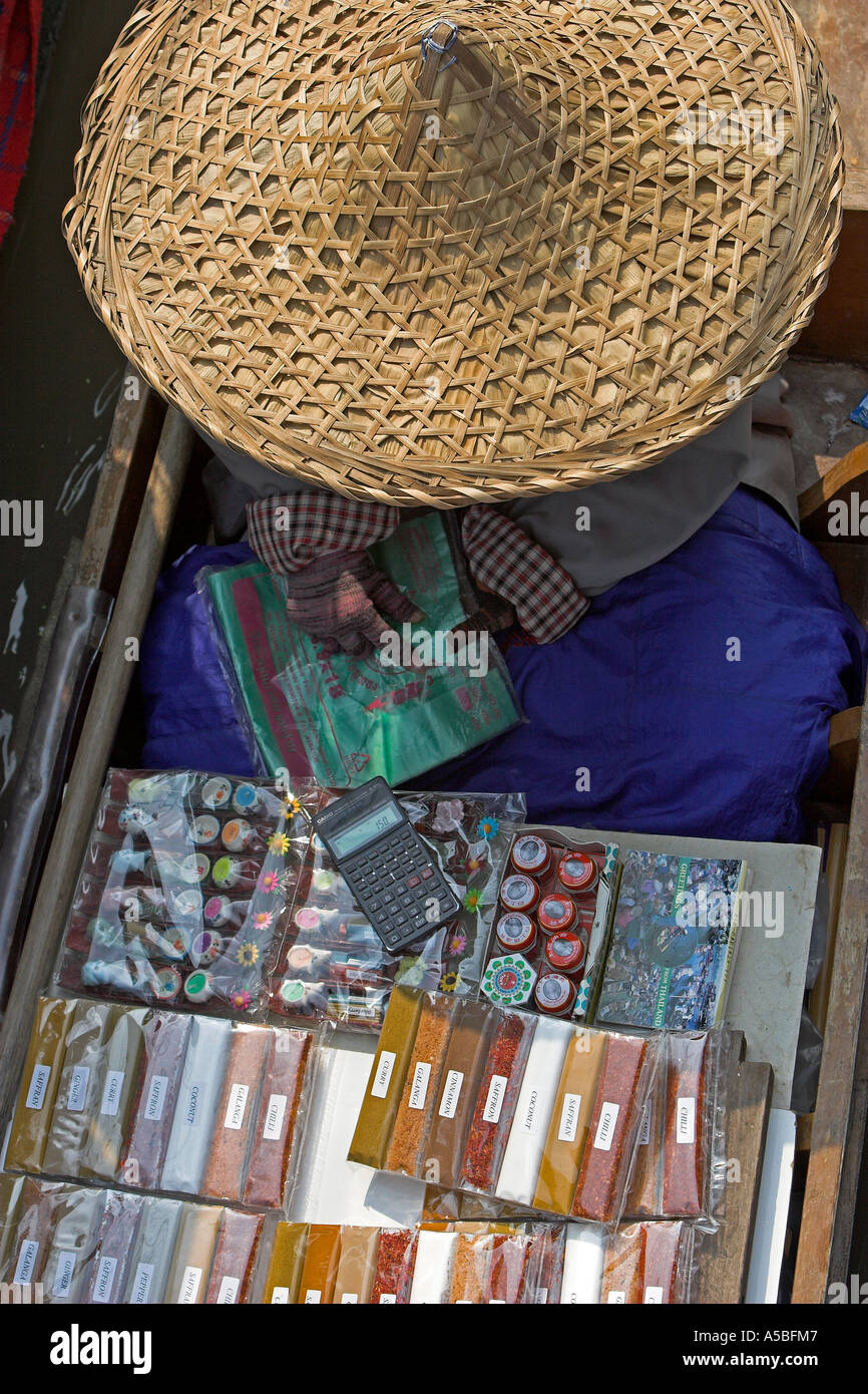 Paquet d'épices le vendeur dans le chapeau de paille conique au marché flottant de Damnoen Saduak Thaïlande Banque D'Images