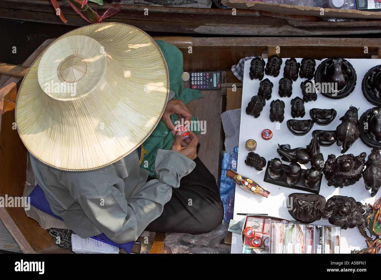 Marché flottant de Damnoen Saduak attraction touristique près de Bangkok en Thaïlande Banque D'Images