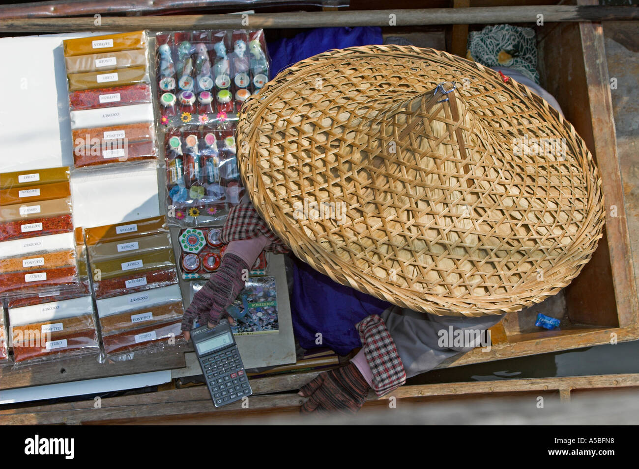 Marché flottant de Damnoen Saduak attraction touristique près de Bangkok en Thaïlande Banque D'Images