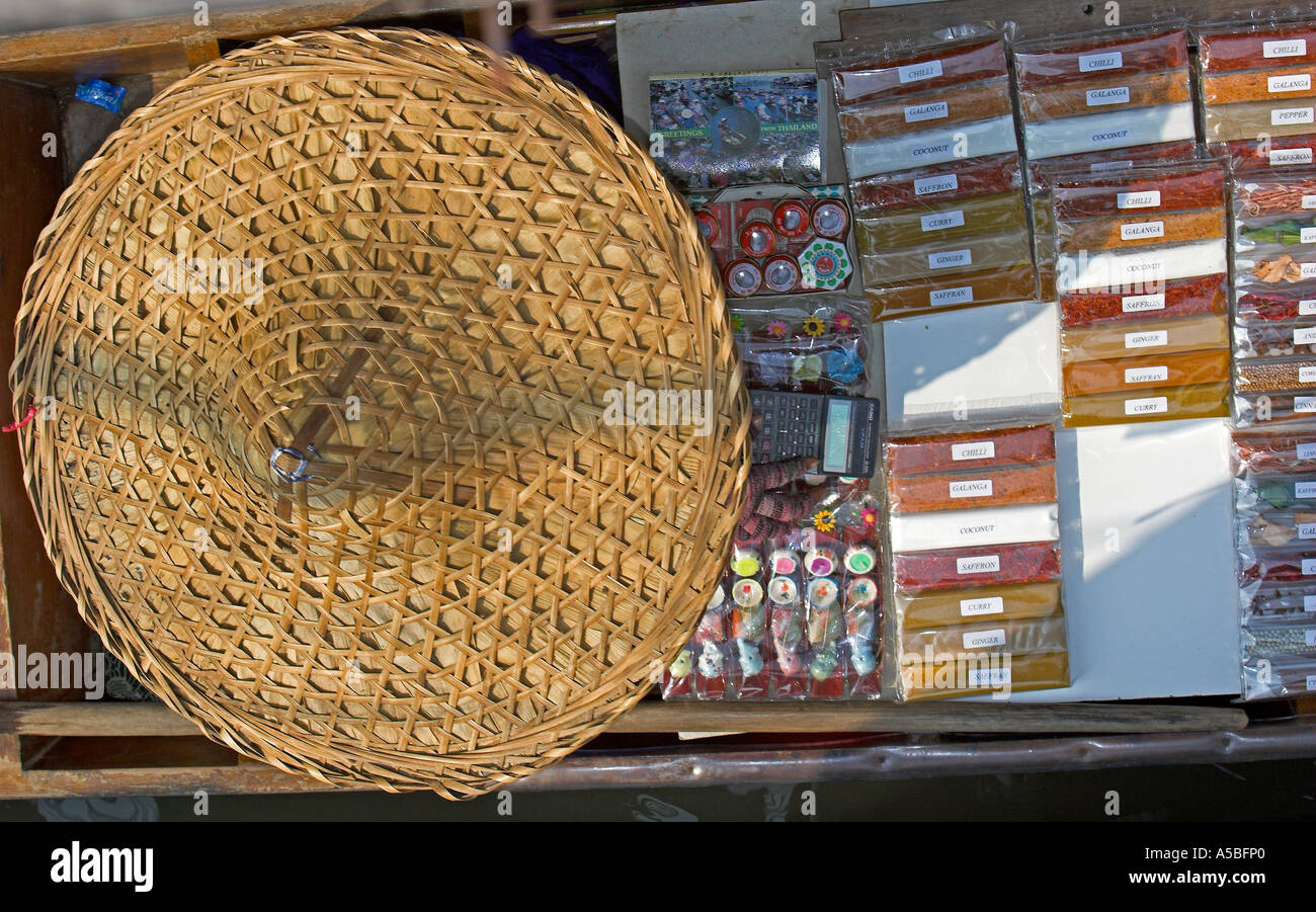 Marché flottant de Damnoen Saduak attraction touristique près de Bangkok en Thaïlande Banque D'Images
