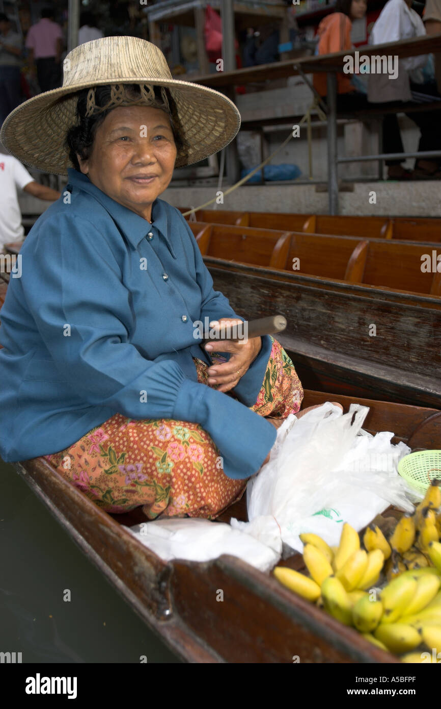 Marché flottant de Damnoen Saduak attraction touristique près de Bangkok en Thaïlande Banque D'Images