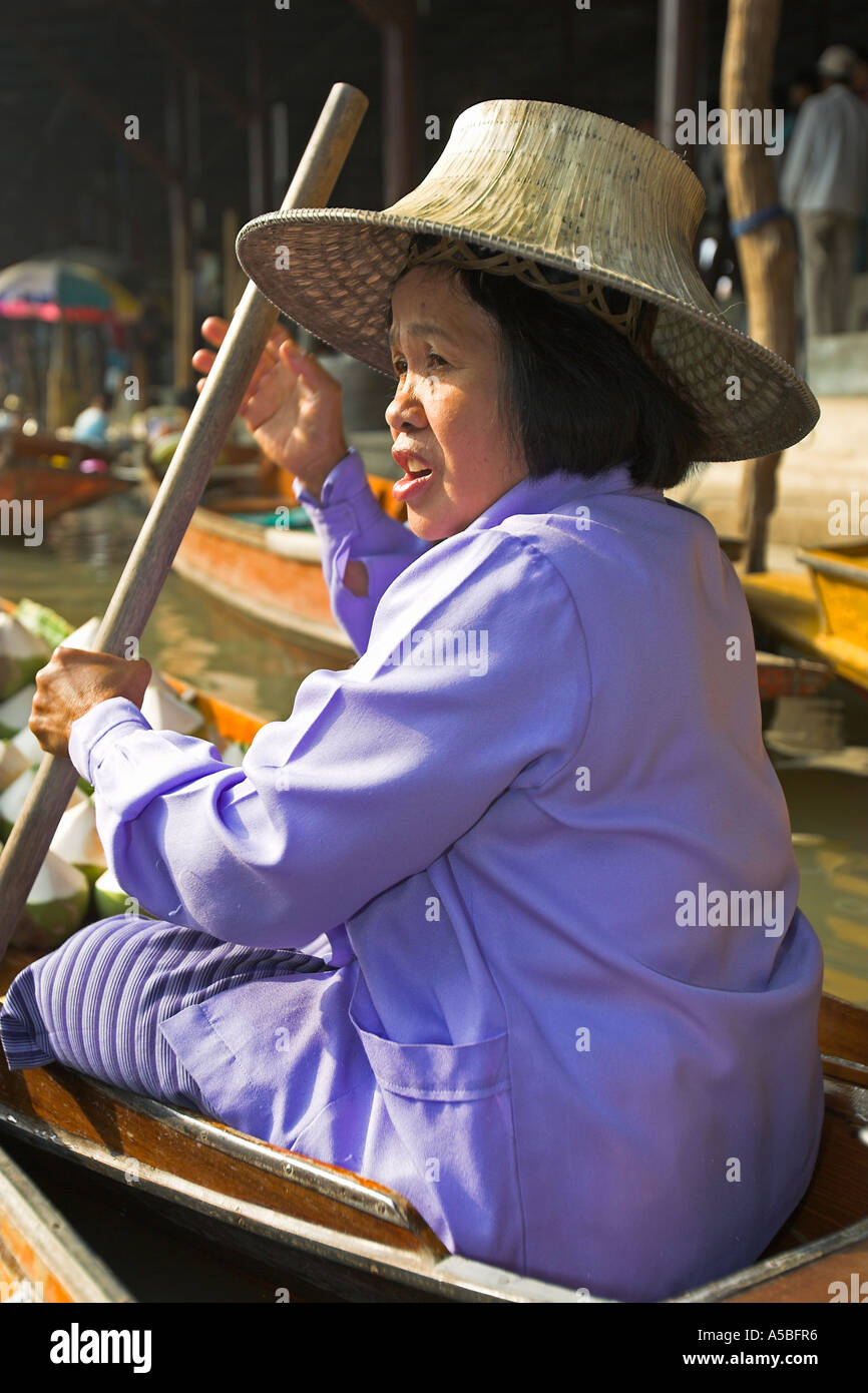 Marché flottant de Damnoen Saduak attraction touristique près de Bangkok en Thaïlande Banque D'Images