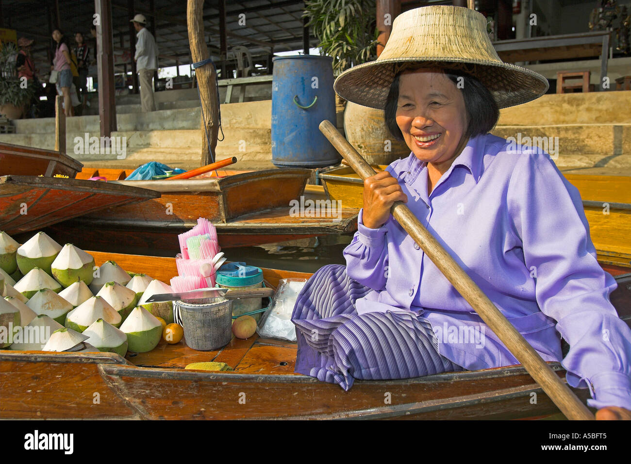 Marché flottant de Damnoen Saduak attraction touristique près de Bangkok en Thaïlande Banque D'Images
