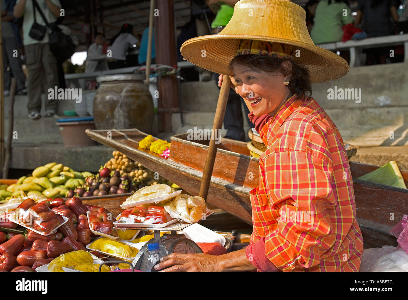 Marché flottant de Damnoen Saduak attraction touristique près de Bangkok en Thaïlande Banque D'Images