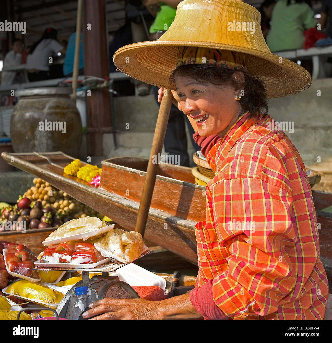 Marché flottant de Damnoen Saduak attraction touristique près de Bangkok en Thaïlande Banque D'Images