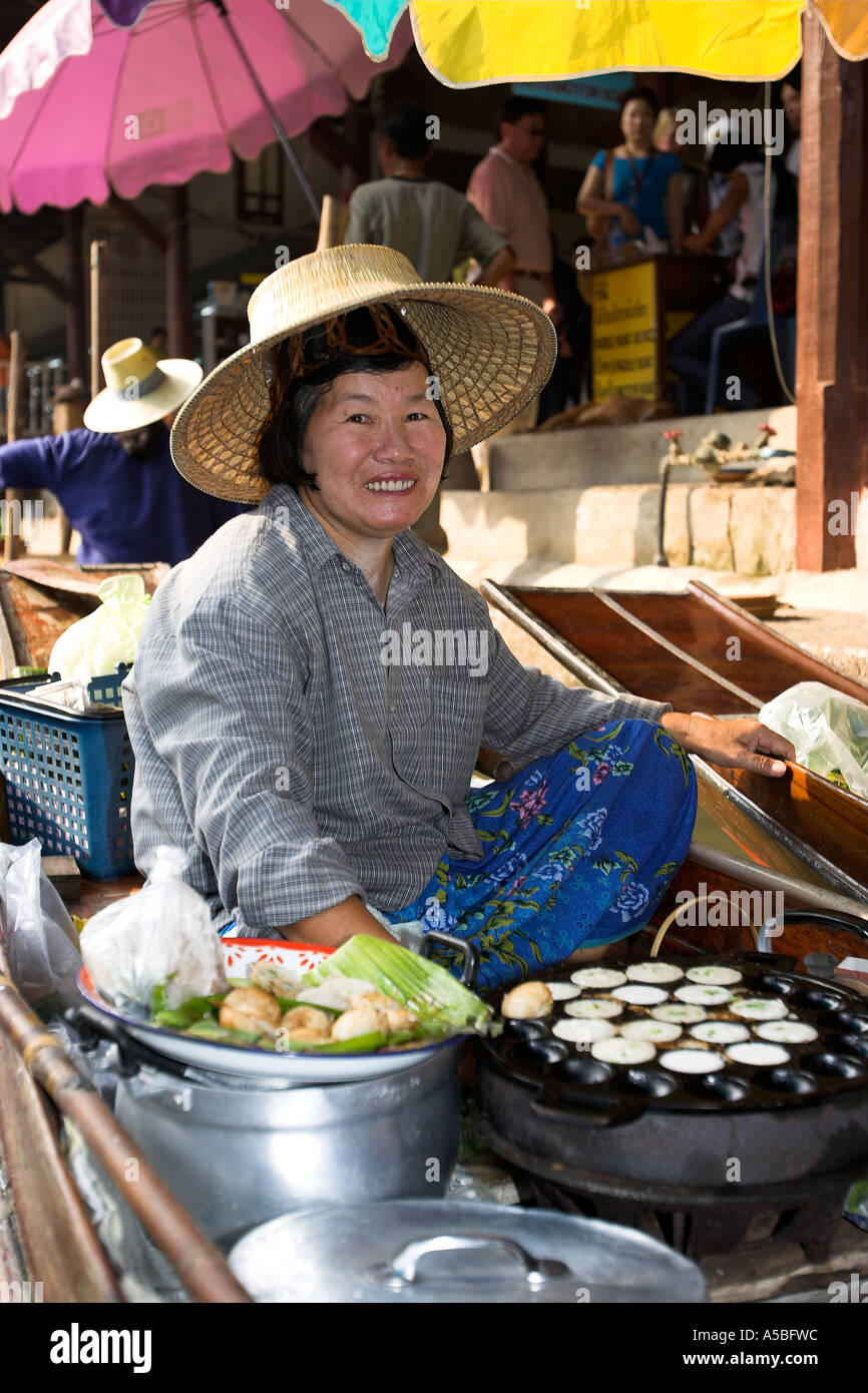 Marché flottant de Damnoen Saduak attraction touristique près de Bangkok en Thaïlande Banque D'Images