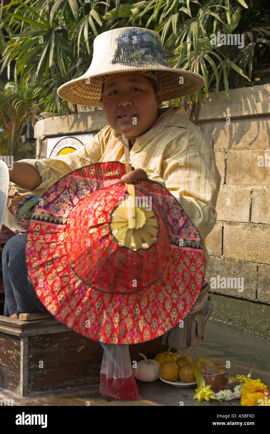 Marché flottant de Damnoen Saduak attraction touristique près de Bangkok en Thaïlande Banque D'Images