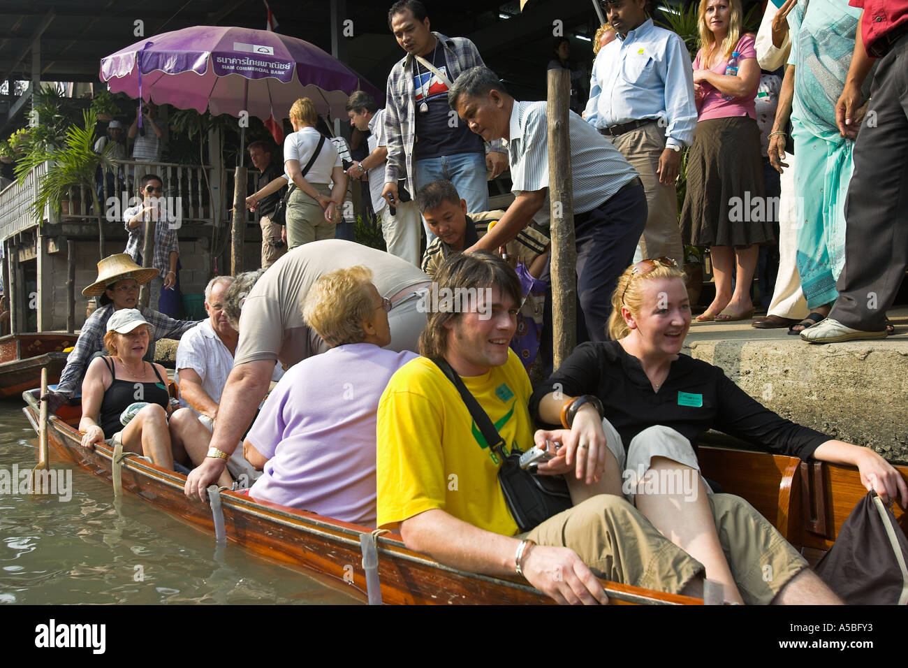 Marché flottant de Damnoen Saduak attraction touristique près de Bangkok en Thaïlande Banque D'Images