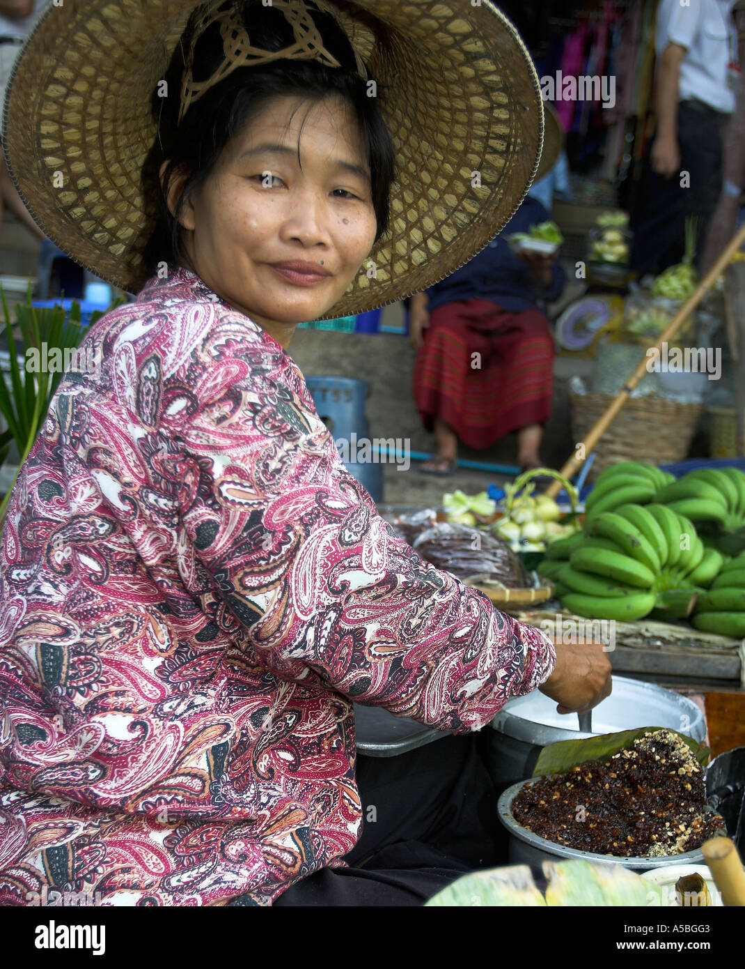 Marché flottant de Damnoen Saduak attraction touristique près de Bangkok en Thaïlande Banque D'Images