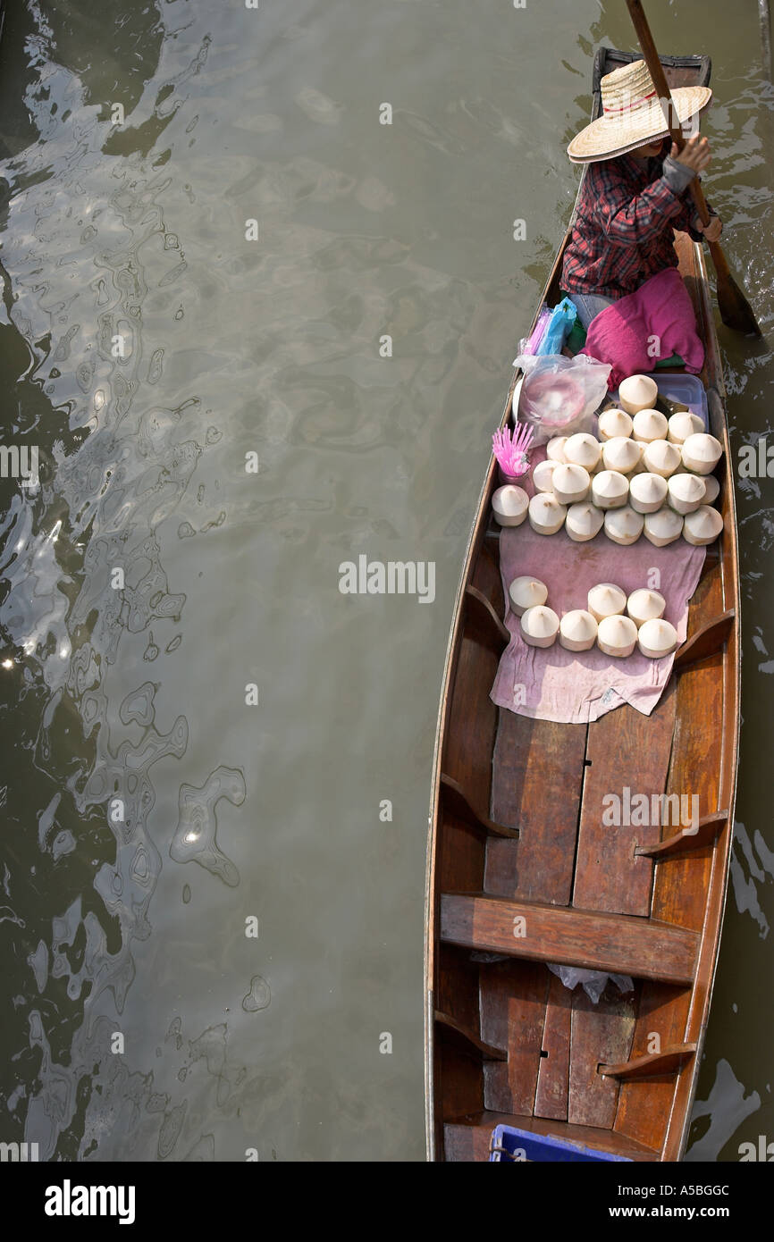 Marché flottant de Damnoen Saduak attraction touristique près de Bangkok en Thaïlande Banque D'Images
