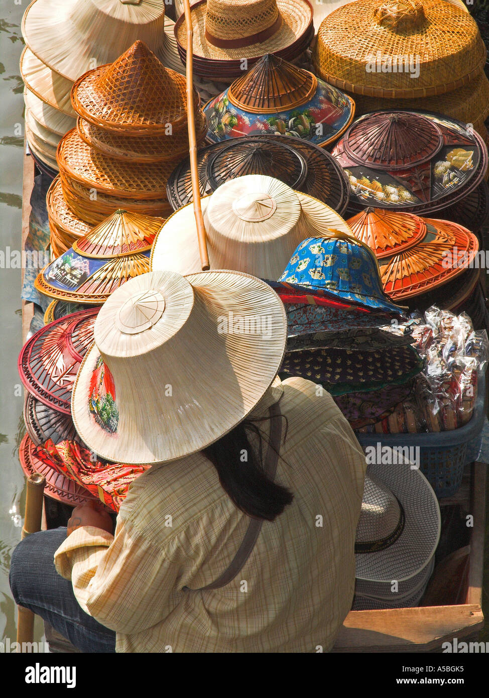 Marché flottant de Damnoen Saduak attraction touristique près de Bangkok en Thaïlande Banque D'Images