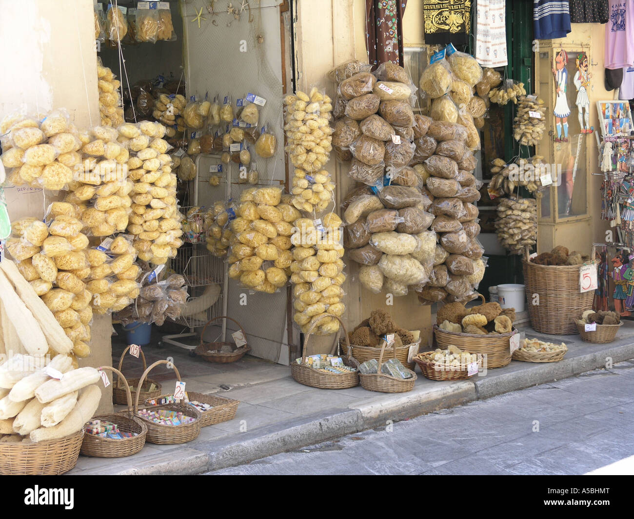 Boutique avec des éponges naturelles dans la région de Old towm Plaka à Athènes Banque D'Images