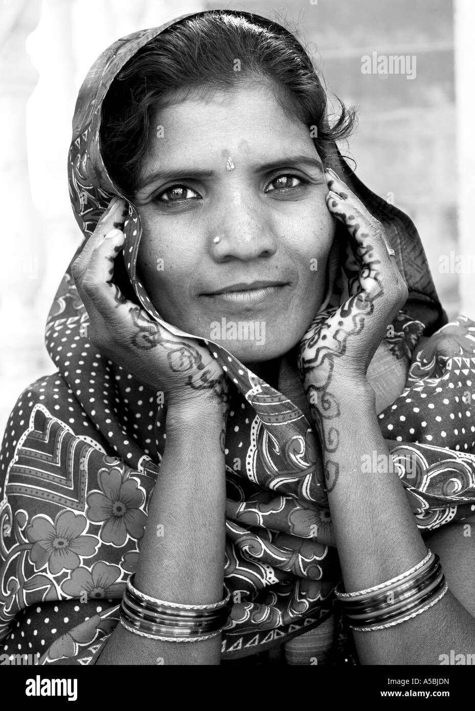 Portrait d'une femme indienne avec les mains au henné noir et blanc Banque D'Images
