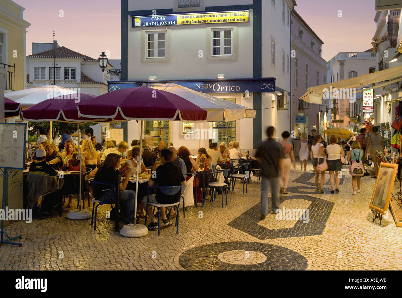 Le Portugal, l'Algarve, Lagos, scène de rue à la soirée avec piscine restaurants Banque D'Images