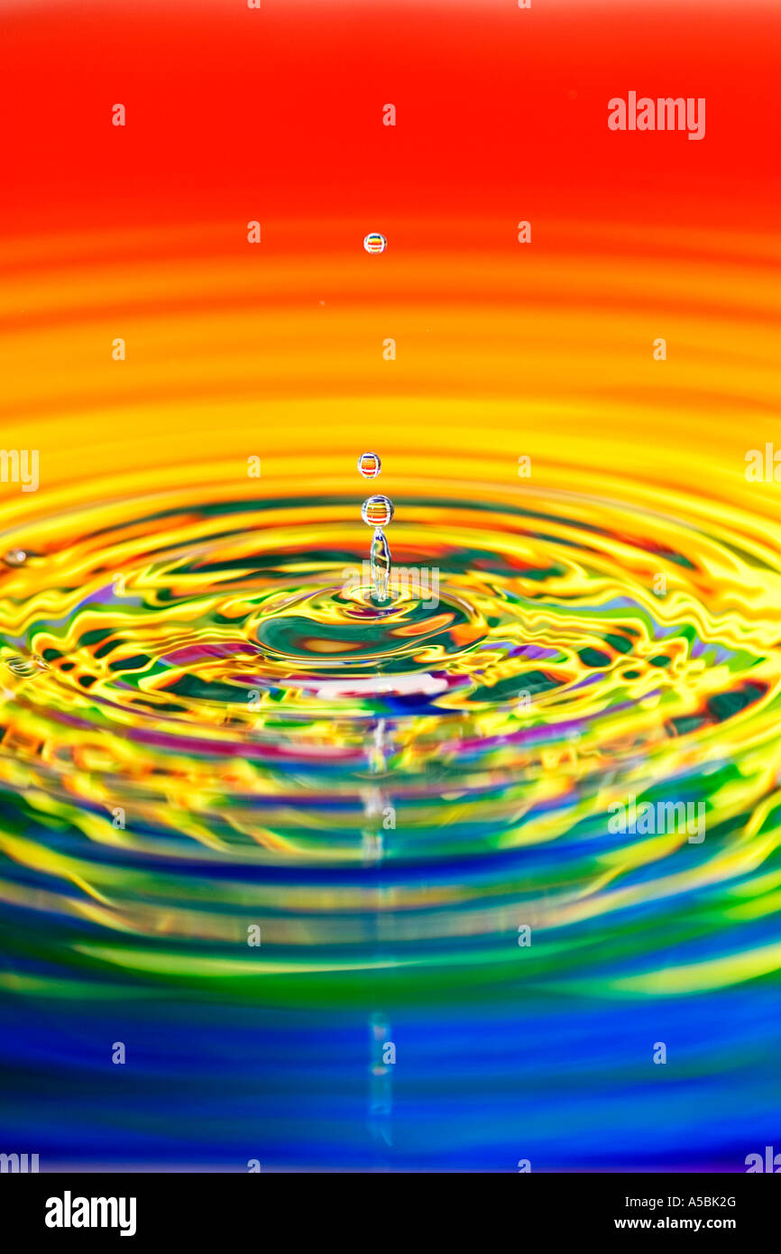 Goutte d'eau arc-en-ciel de rides. L'eau sur un miroir de la plaque avec la  couleur Photo Stock - Alamy