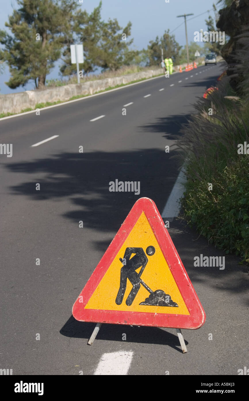 L'homme au travail signe sur route de campagne en Espagne Banque D'Images