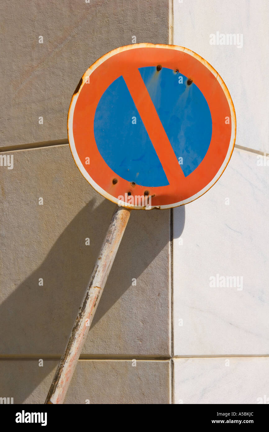 No Parking sign in city street Banque D'Images