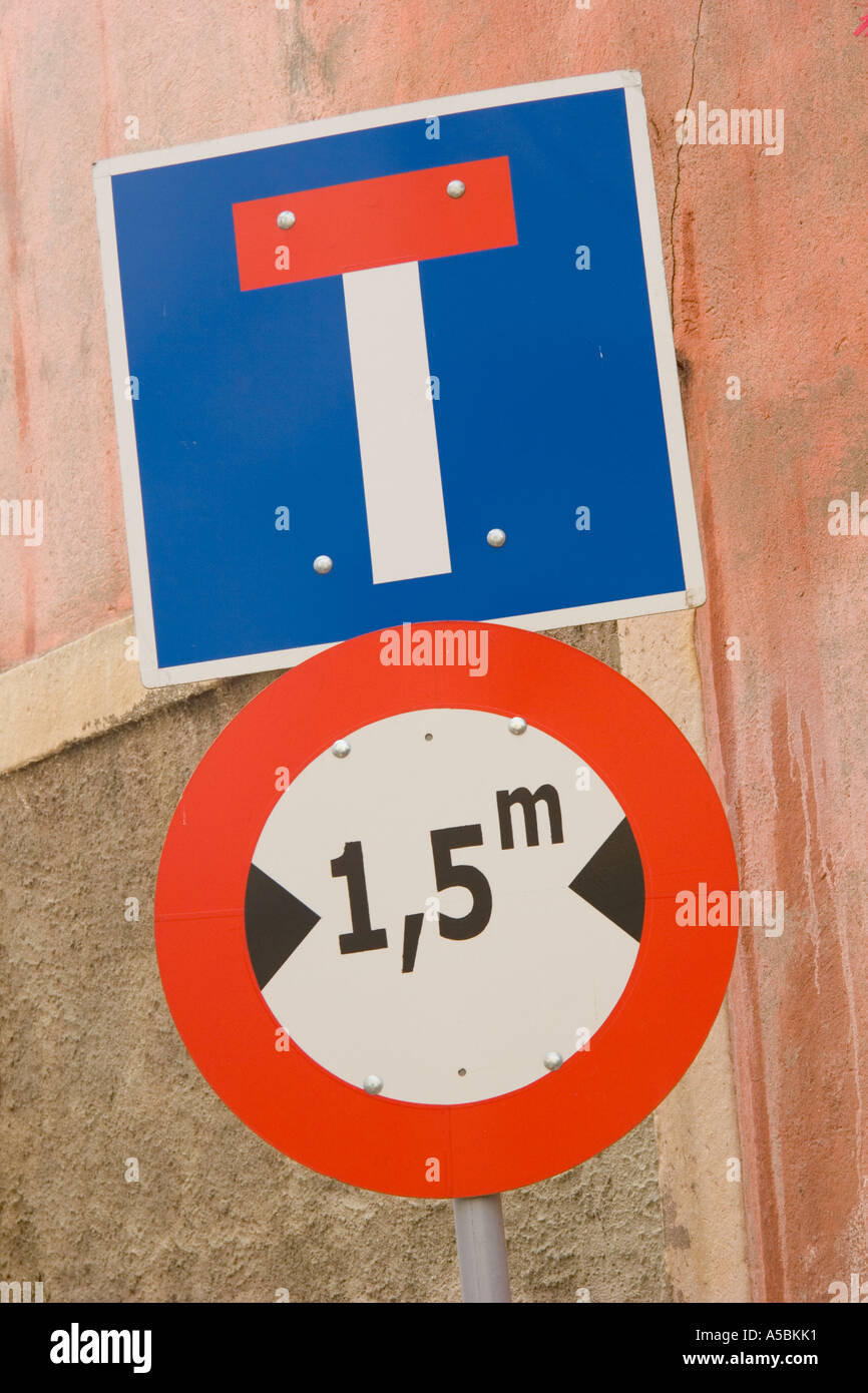 Signes en ville rue rue de signalisation avec aucune sortie haut de la rue et 15 mètres de largeur bas Banque D'Images
