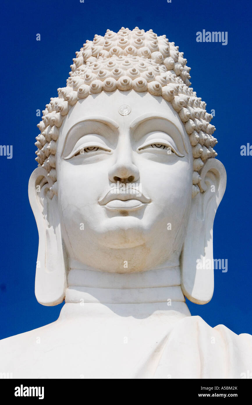 Statue du Bouddha blanc contre le ciel bleu portrait dans l'Inde du Sud Banque D'Images
