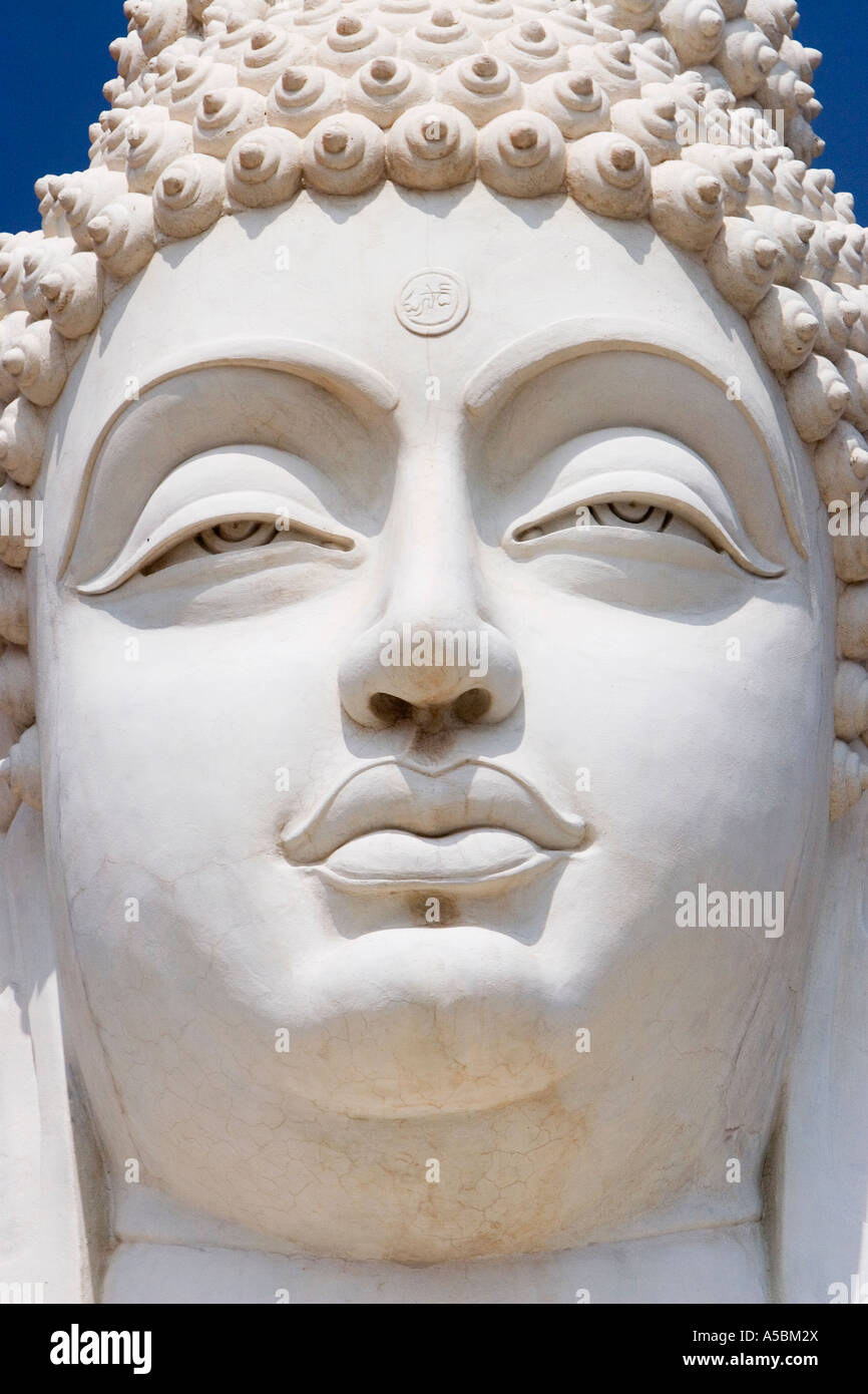 Tête de Bouddha blanc portrait statue en Inde du Sud Banque D'Images