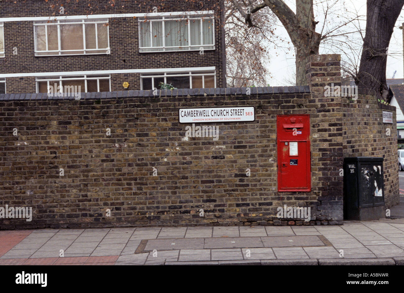 Une boite aux lettres sur un mur de brique à Camberwell Church Street Londres Banque D'Images