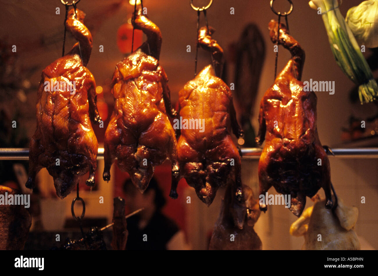 Les canards de Pékin dans la fenêtre d'un restaurant à Chinatown Gerrard Street Soho Londres Banque D'Images