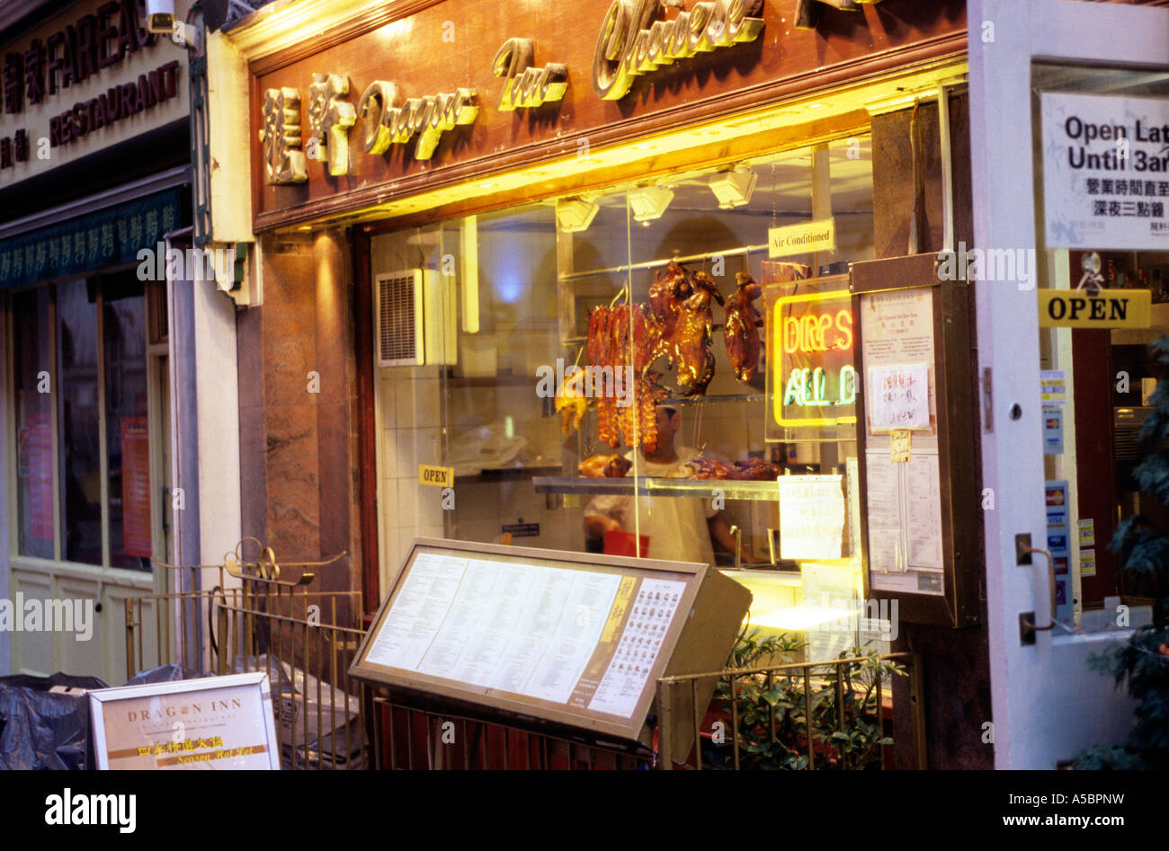 Les canards de Pékin dans la fenêtre d'un restaurant à Chinatown Gerrard Street Soho Londres Banque D'Images