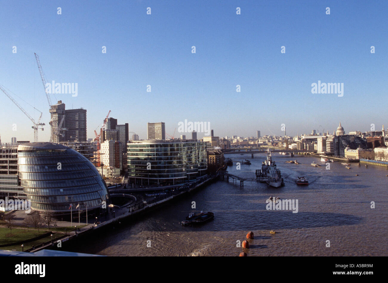 Une vue de la Tamise avec le London city hall sur la gauche UK Banque D'Images
