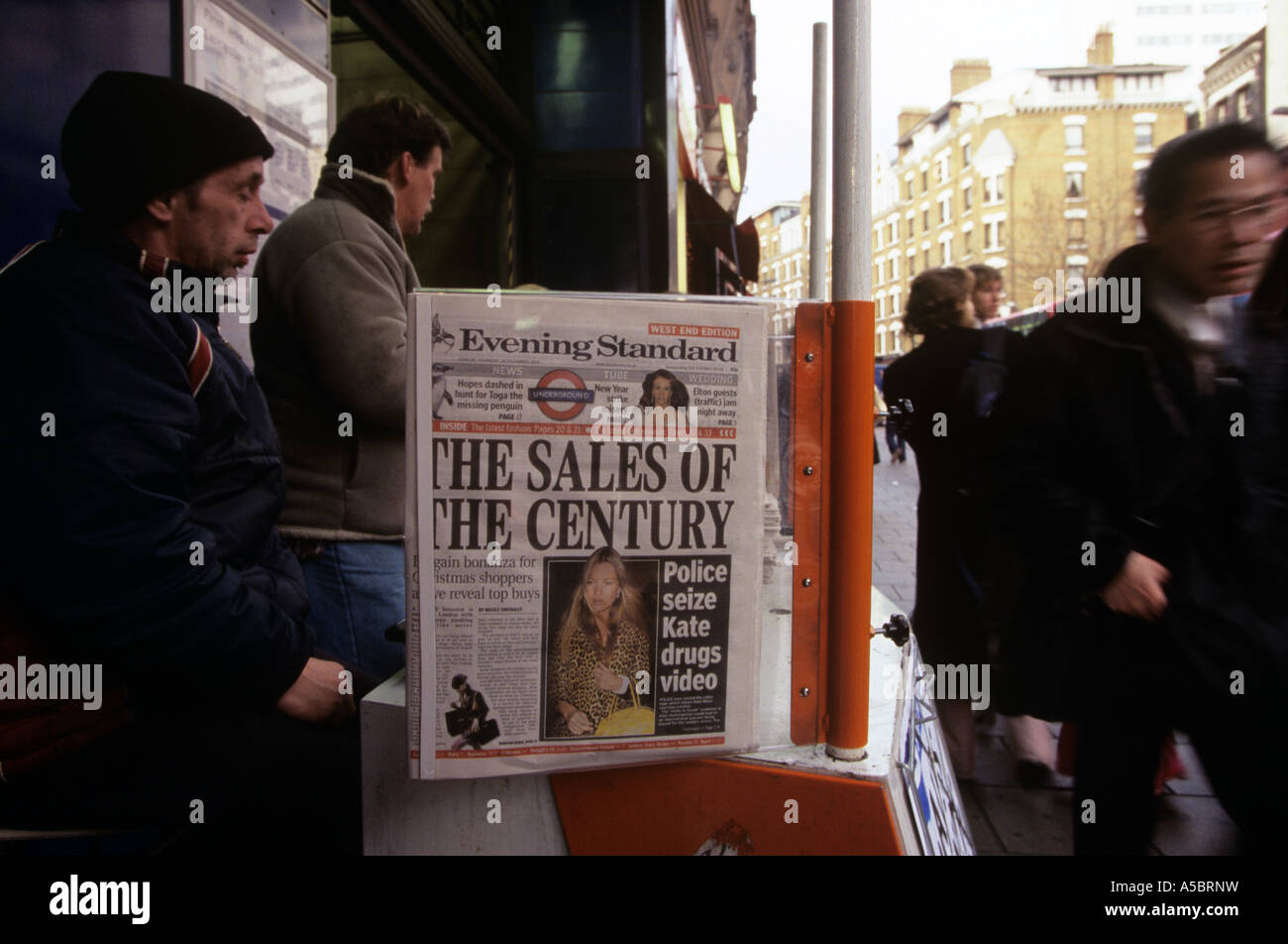 Un homme vend soir journal standard sur les rues de Londres Banque D'Images