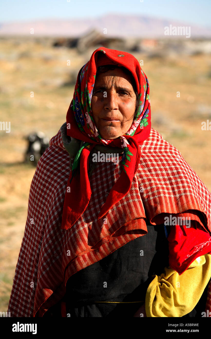 Portrait Vertical berbères de femme en costume traditionnel aux couleurs  foulard, Tozeur, Tunisie, Afrique du Nord Photo Stock - Alamy