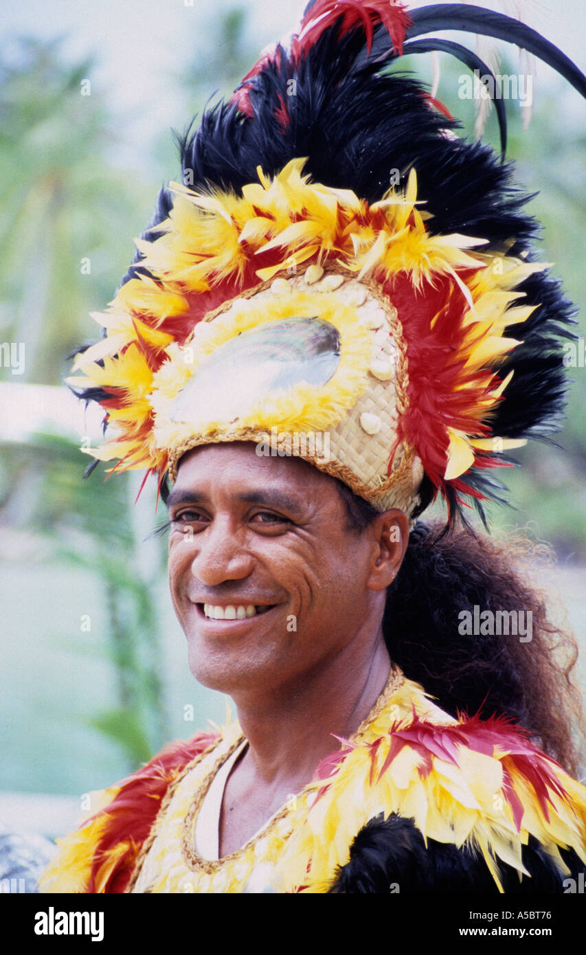 Prêtre de mariage du Pacifique Sud sur Bora Bora dans le costume traditionnel de cérémonie à plumes des îles Tuamotu, Polynésie Banque D'Images