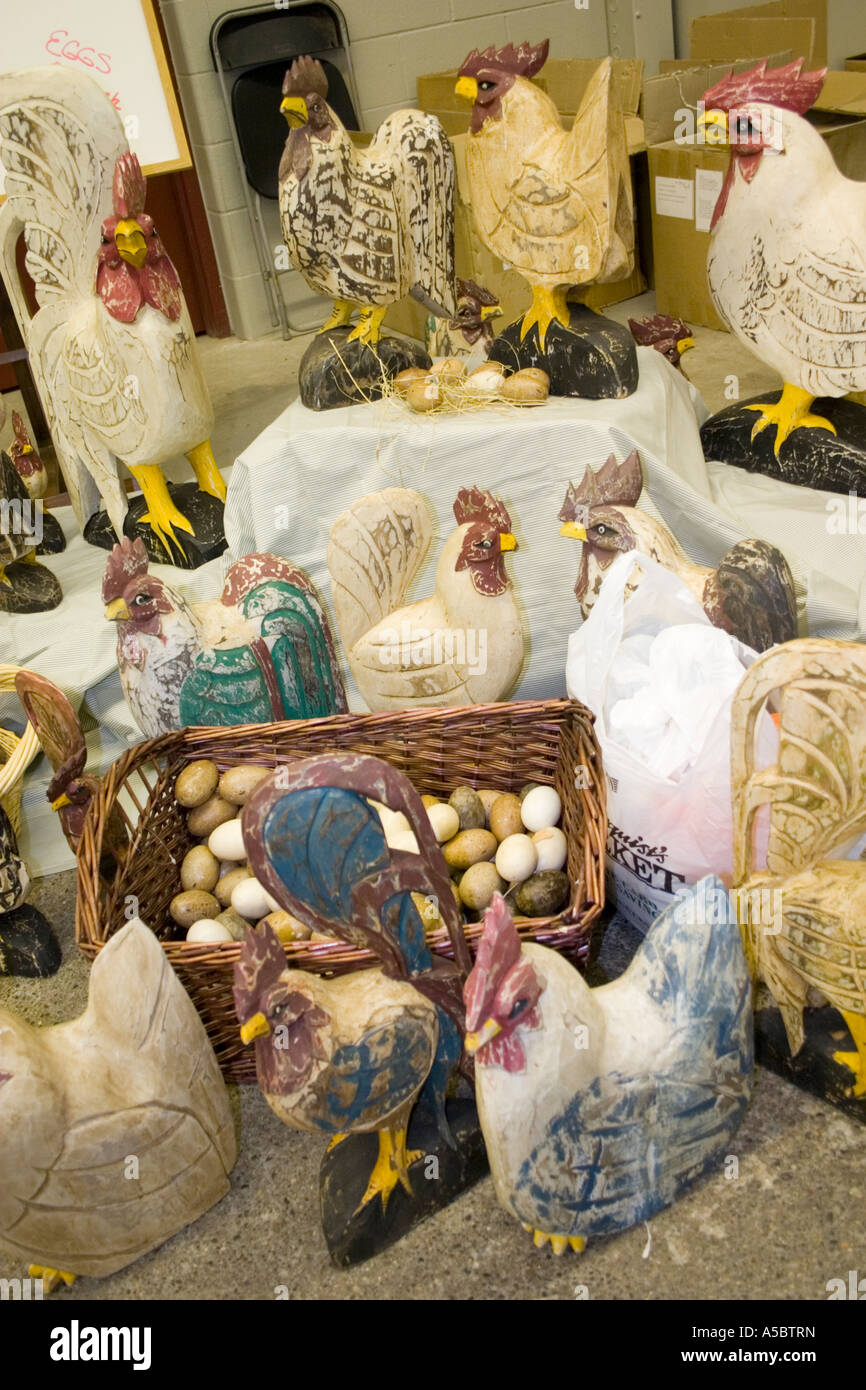 Des statues de plâtre sculpté coqs. Antiquités State Fair Grounds St Paul Minnesota USA Banque D'Images