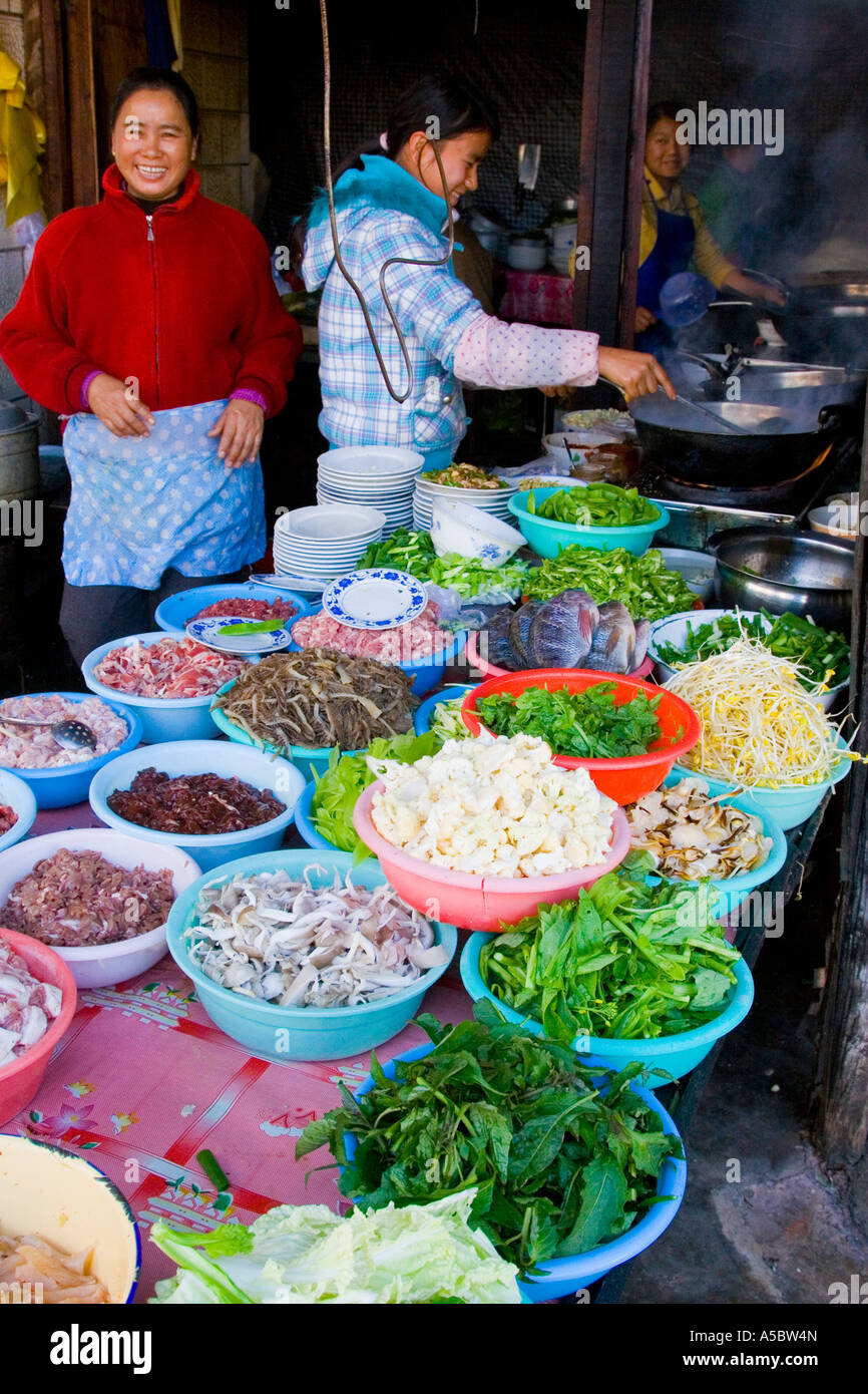 Cuisson au wok des aliments frais à Menghai marché Chine Xishuangbanna Banque D'Images