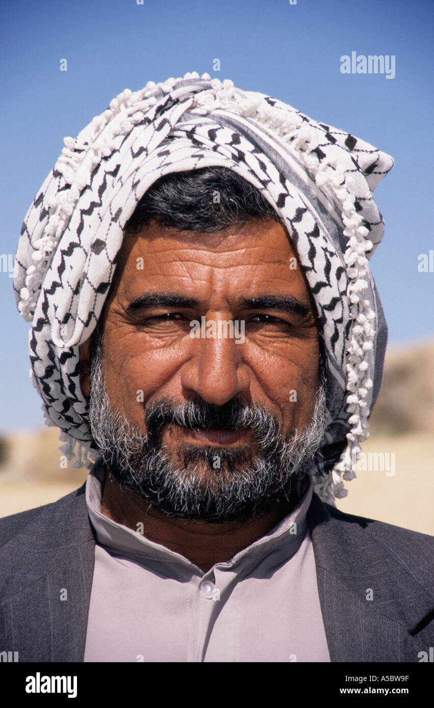L'homme de l'Est de l'Iran portant un casque traditionnel à Persépolis Banque D'Images