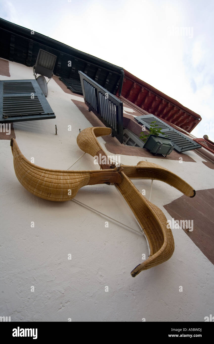 FRANCE AQUITAINE Pyrénées Atlantiques ST JEAN PIED DE PORT, le jai alai raquettes ornent les capacités Banque D'Images