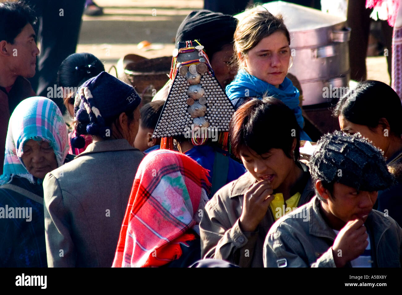 Les femmes Akha et touriste français Xiding Xishuangbanna marché Chine Banque D'Images