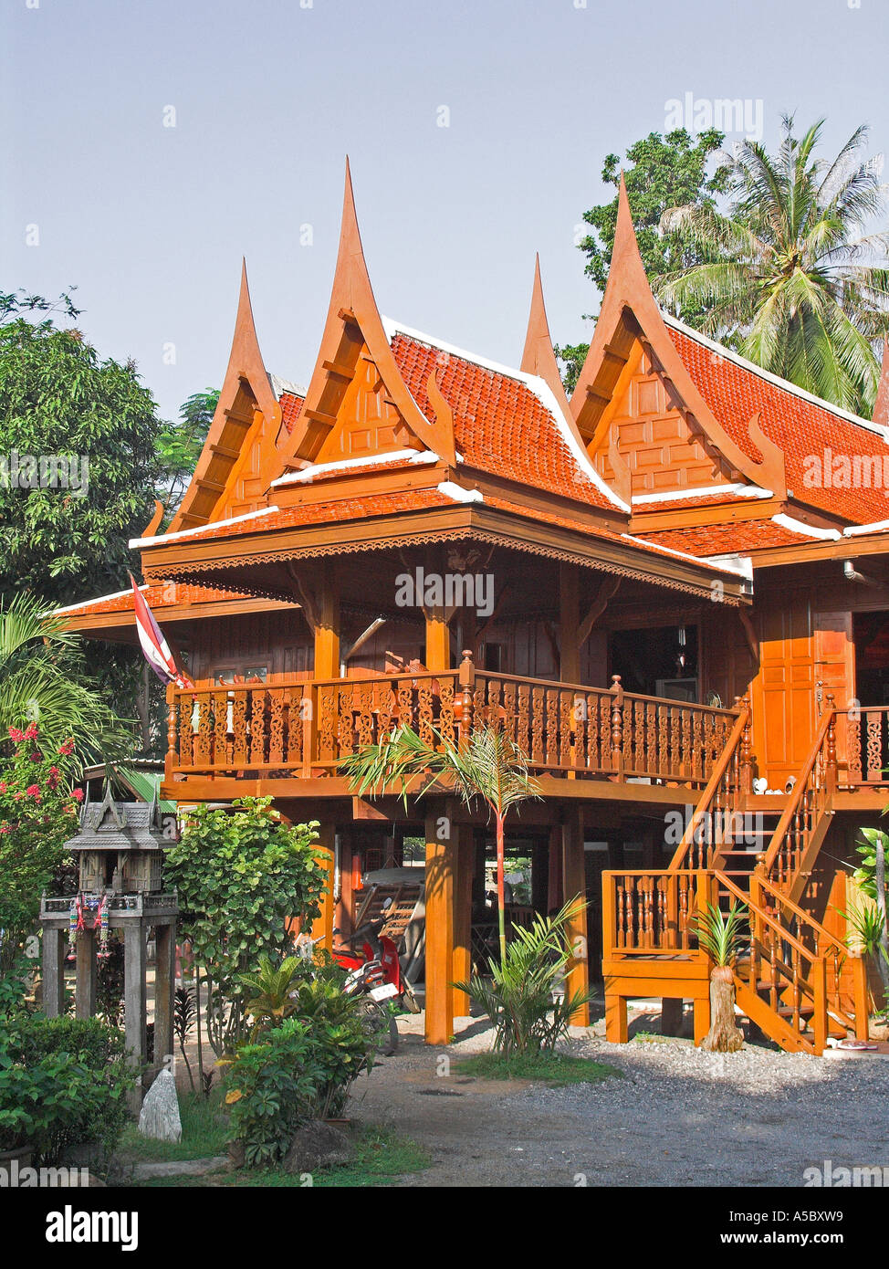 Bois sculpté traditionnel Thai house de deux étages avec terrasse Thai House Inn Lamai Beach l'île de Ko Samui Thailande Banque D'Images