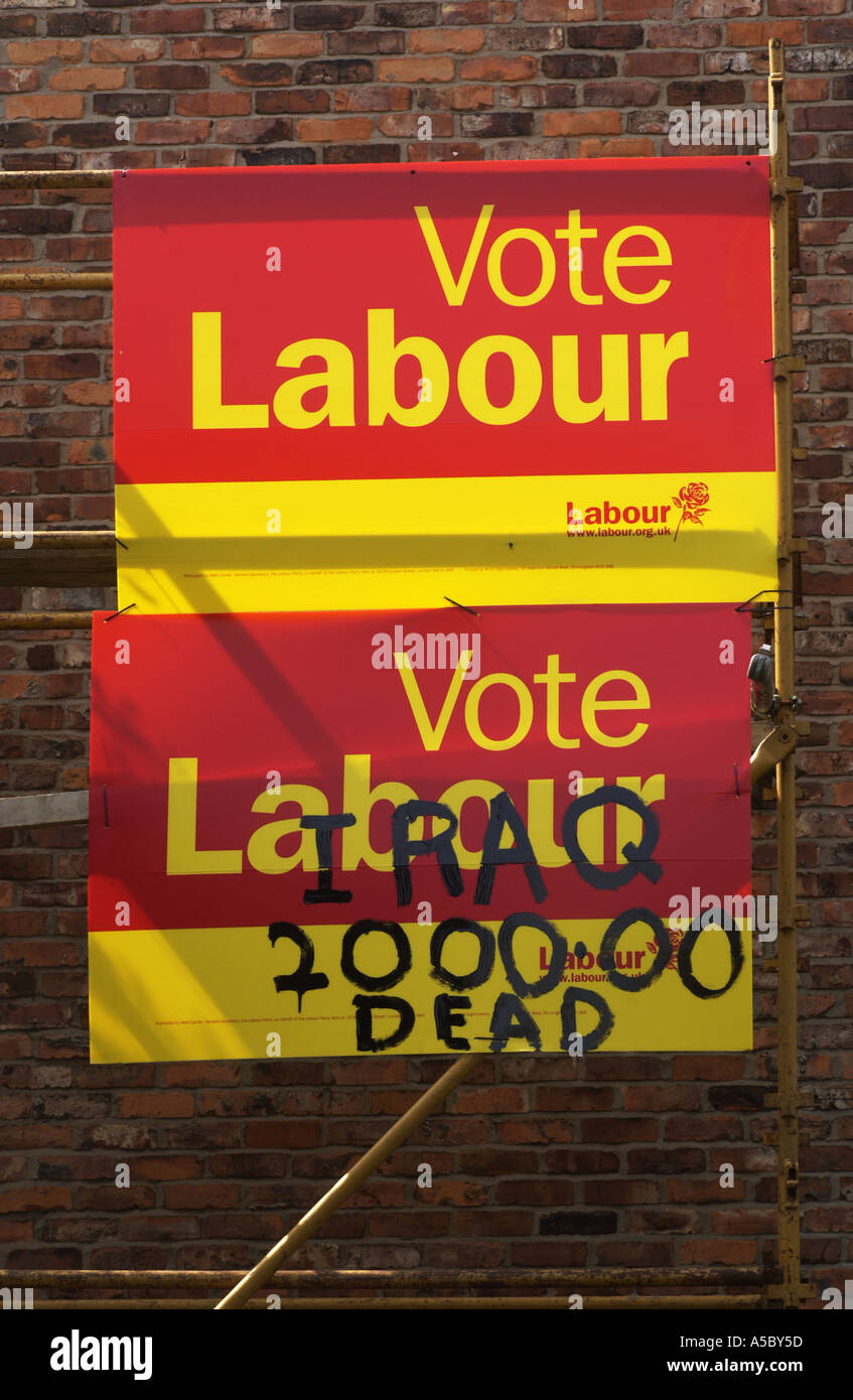 Du travail à la MANCHESTER AFFICHE VANDALISÉE DURANT LA CAMPAGNE ÉLECTORALE DE 2005 PAR JOHN ROBERTSON PIC Banque D'Images