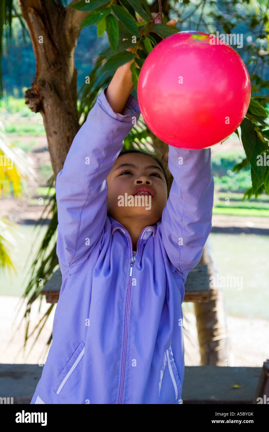 Jeune fille laotienne ballons suspendus pour un parti Luang Prabang au Laos Banque D'Images