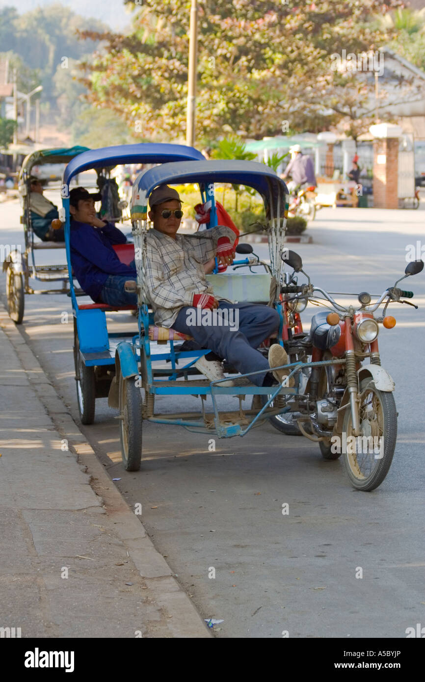 Les conducteurs de pousse-pousse en attente d'un tarif Luang Prabang au Laos Banque D'Images