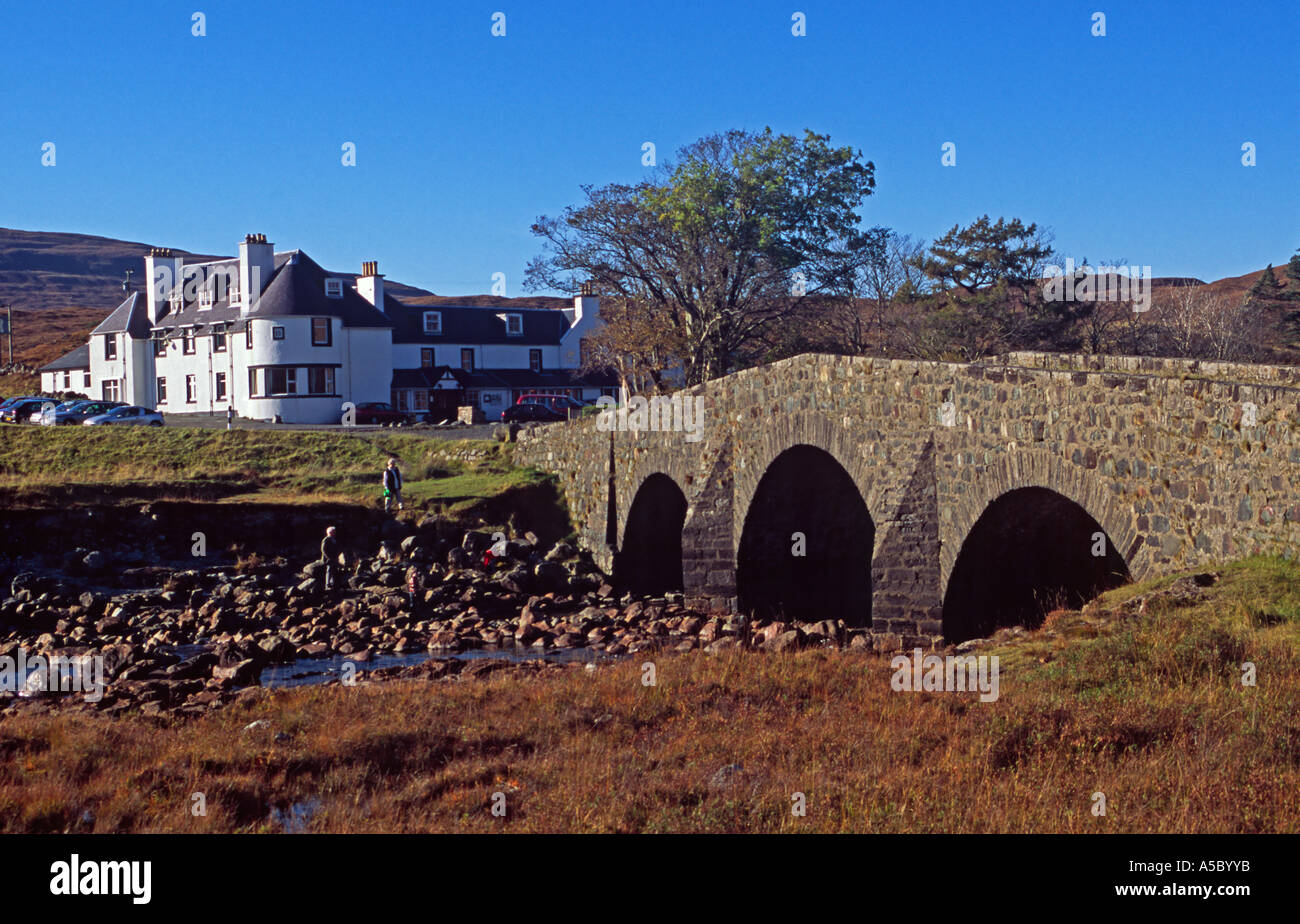 Hôtel Sligachan et le vieux pont de Glen Sligachan sur l'île de Skye Ecosse Banque D'Images