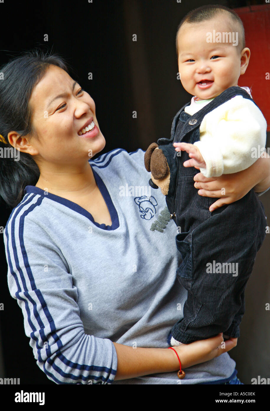 Smiling Mother and Child Vieille Ville Shanghai Jiangsu prov E Chine Banque D'Images