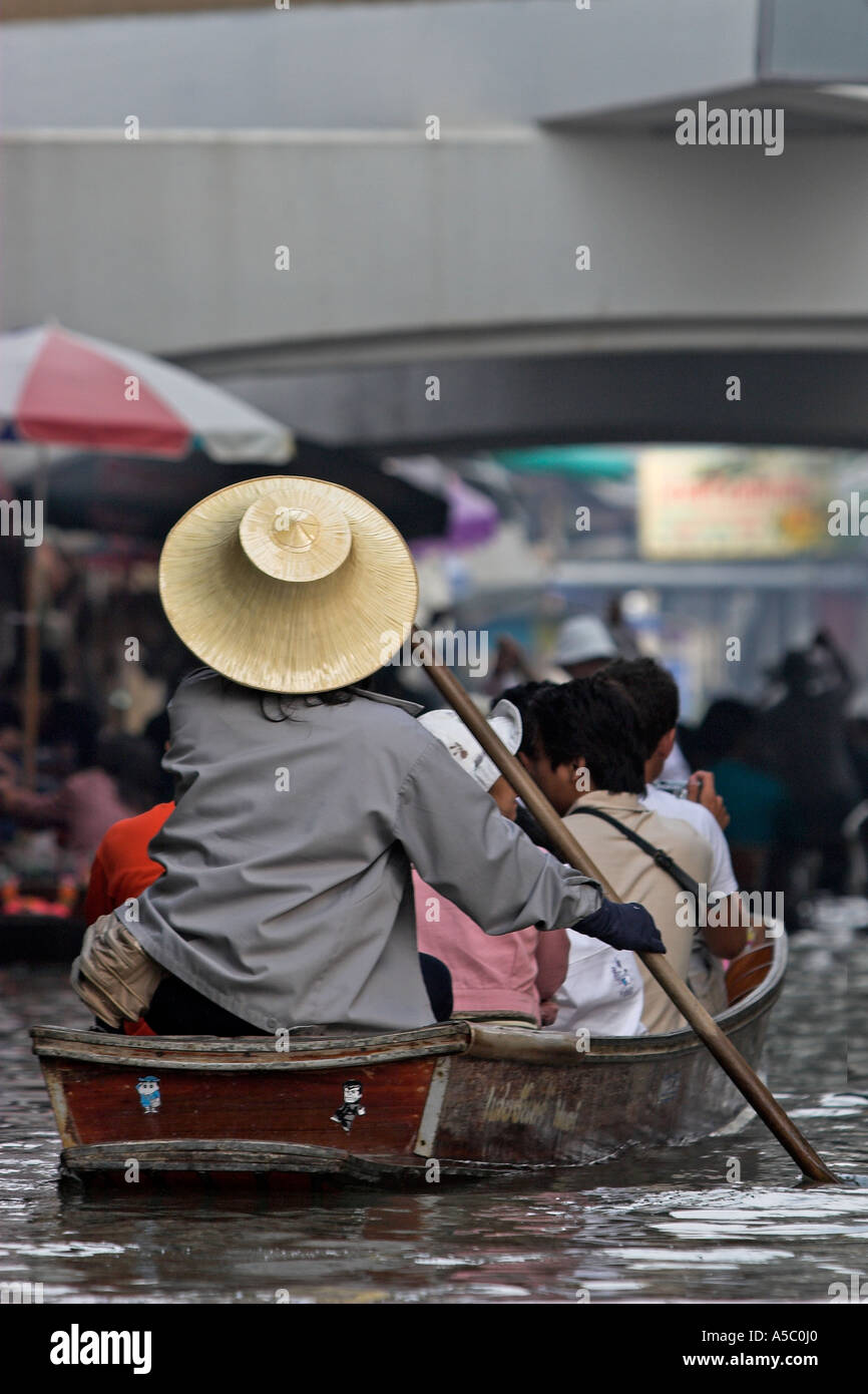 Marché flottant de Damnoen Saduak attraction touristique près de Bangkok en Thaïlande Banque D'Images