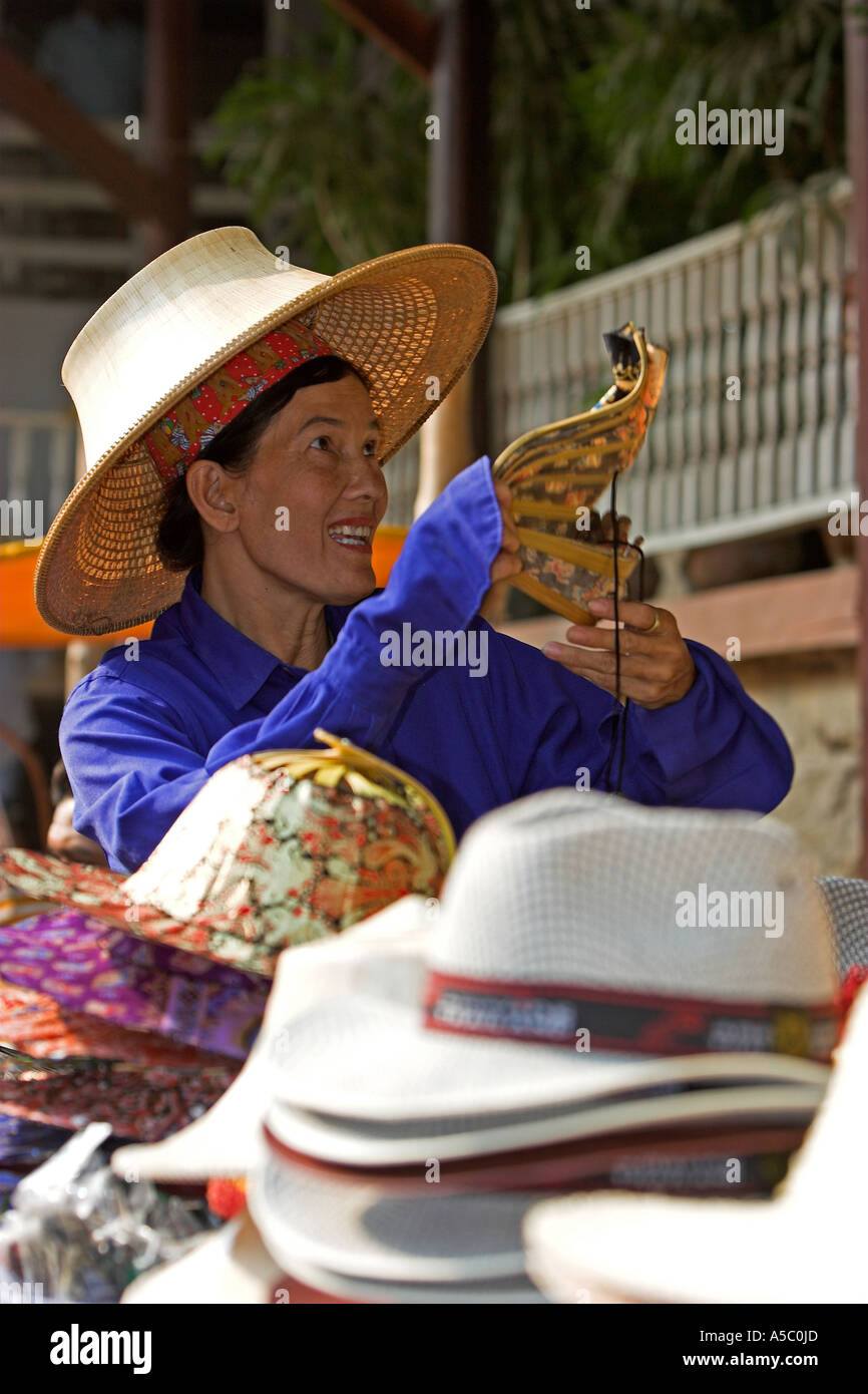 Marché flottant de Damnoen Saduak attraction touristique près de Bangkok en Thaïlande Banque D'Images