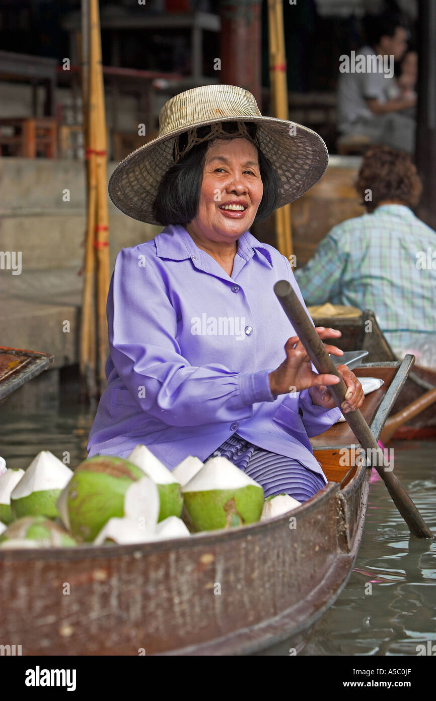 Marché flottant de Damnoen Saduak attraction touristique près de Bangkok en Thaïlande Banque D'Images